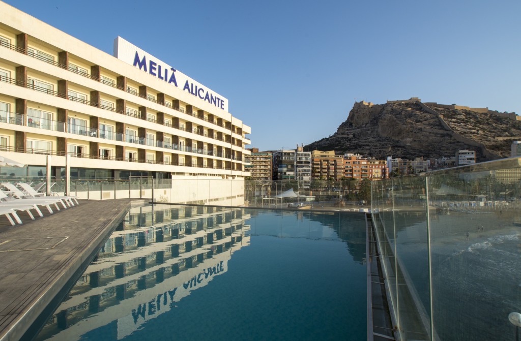 Meliá Alicante piscina y terraza frente a la playa del Psotiguet