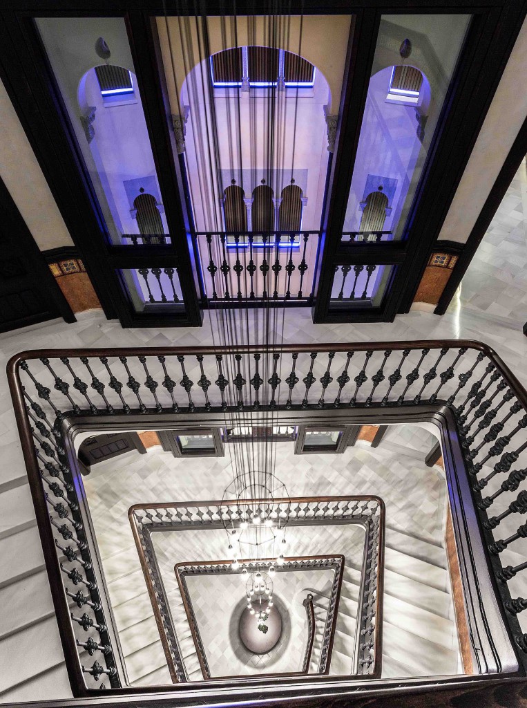 Escalera del edificio modernista y vista del patio.Rafael Vargas fotografía.