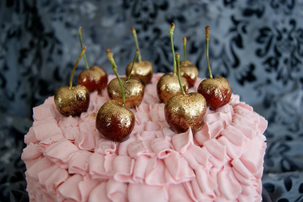 Tarta de Caperucita Cupcakes acabada con cerezas y glitter .