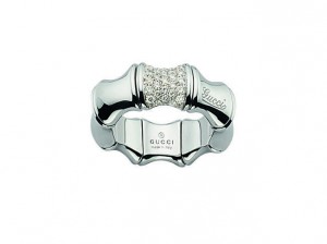 Anillo Gucci Bamboo en oro blanco de 18k y diamantes talla brillante.