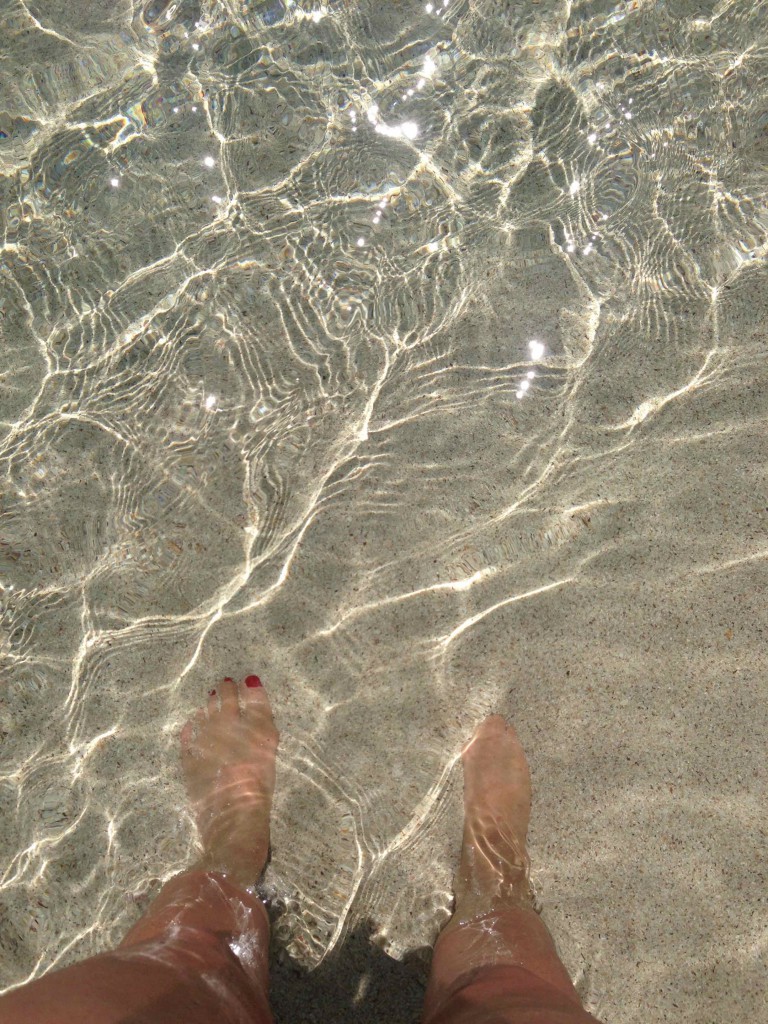 Sumergir los pies en el agua fresca de la orilla y relajarse oyendo romper las olas... foto Isabel Planelles