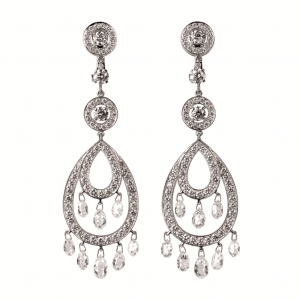 Pendientes en oro blanco adornados con diamantes talla briolette y pavé de diamantes talla brillante de Boucheron