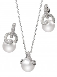 Pendientes y colgante en oro blanco y diamantes con perlas blancas Mar del Sur de Mikimoto