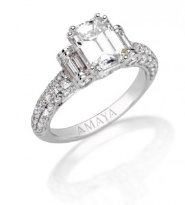 Sortija Amaya en oro blanco con diamante central talla esmeralda 2,35 cts y diamantes tallas baguette y brillante- Certificado Gia