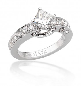 Sortija solitario en oro blanco con diamante central talla princesa 0,98 cts y diamantes talla brillante -Certificado Gia