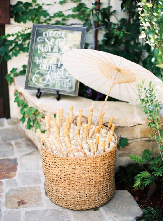 Sombrillas y abanicos para los invitados boda en verano